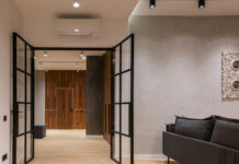 Szklane drzwi loftowe – nowoczesny akcent, który definiuje przestrzeń