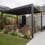 Jak aluminiowa pergola na tarasie chroni przed deszczem i wiatrem? Jak aluminiowa pergola na tarasie chroni przed deszczem i wiatrem?