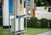 Nowoczesna stacja ładowania samochodu elektrycznego w zielonej przestrzeni miejs